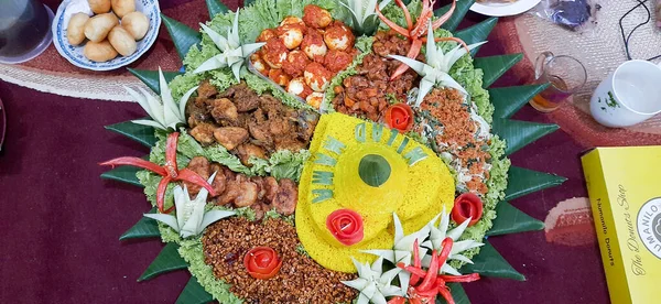 Servindo Comida Durante Feriados Religiosos Ásia — Fotografia de Stock