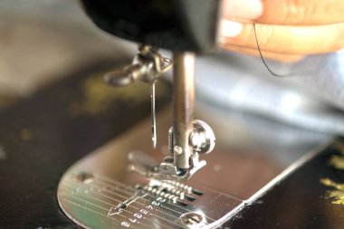 Klasik retro tarzı el dikiş makinesi dikiş çalışmaya hazır.