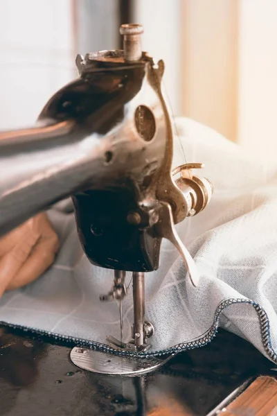 Klasik retro tarzı el dikiş makinesi dikiş çalışmaya hazır.