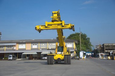 Konteyner işleyicileri, çalışma hazırlamak için depolama tesisleri Forklift kamyonlar.