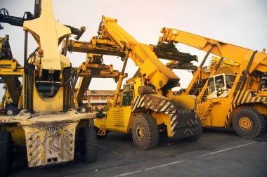 Grup forklift kamyon konteyner işleyicileri, çalışma hazırlamak için depolama tesisleri. 