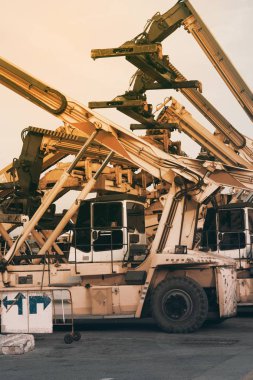 Grup forklift kamyon konteyner işleyicileri, çalışma hazırlamak için depolama tesisleri. 