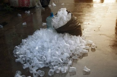 Geri dönüşümlü çöp çöp kutusu ve kat plastik cam.