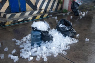 Geri dönüşümlü çöp çöp kutusu ve kat plastik cam.