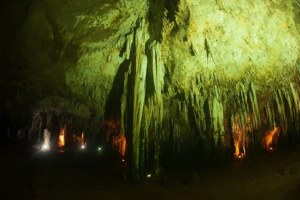 Cueva Khao Bin Ofrece Escenas Verdaderamente Increíbles Abundantes Formaciones Estalactitas — Foto de Stock