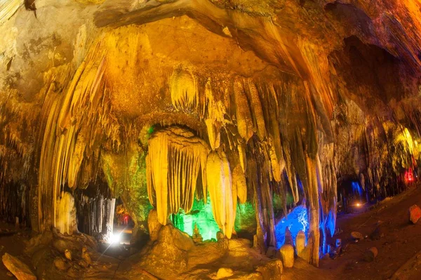 Caverna Khao Bin Oferece Cenas Verdadeiramente Incríveis Formações Abundantes Estalactites — Fotografia de Stock