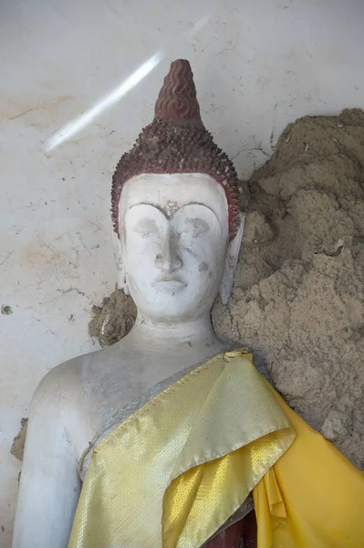 Thai Alter Sitzender Weißer Buddha Auf Einem Thailändischen Buddhistischen Tempel — Stockfoto