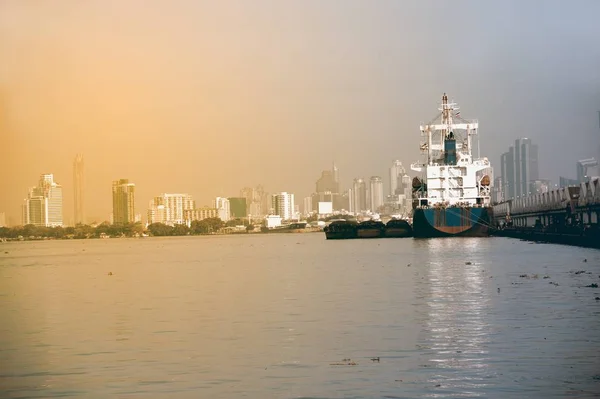 泰国港口上的货船 — 图库照片