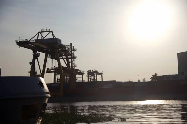 Silouette Eines Frachtschiffs Voller Schiffscontainer Hafen — Stockfoto