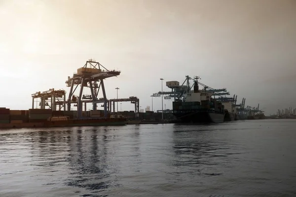 Silouette Eines Frachtschiffs Voller Schiffscontainer Hafen — Stockfoto