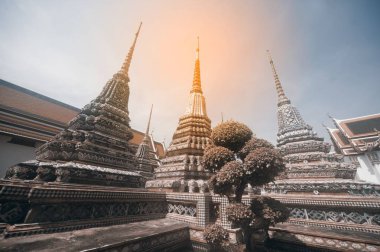 Binalar ve güneşli bir gün boyunca Bangkok Wat Pho Tapınağı'nda pek çok süslü chedis sanatı. Landmark Tayland. 