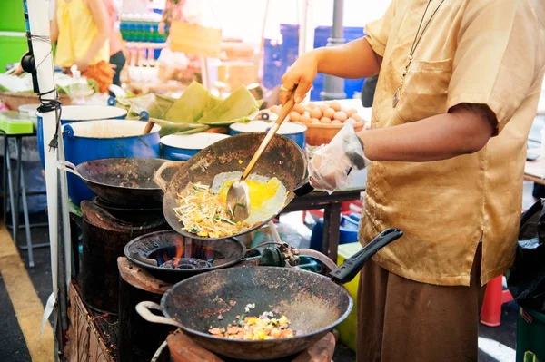 Thai Male Chef Preparing Noodle Tomato Carrot Woking Traditional Way — Stock Photo, Image