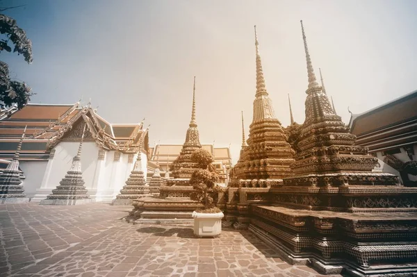 晴れた日の間にバンコクのワットポー寺院では多く 華やかな Chedis で建物の芸術 タイのランドマーク — ストック写真