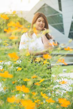 Çiçek bahçesinde poz pretty Asya şişman kadın.