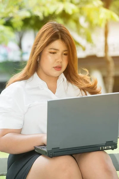 Retrato Cara Bastante Sonriente Asiática Mujer Gorda Pose Trabajo Con — Foto de Stock