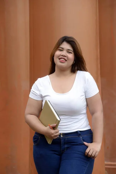 Retrato Asiático Muito Sorridente Rosto Mulher Gorda Posar Segurar Livreto — Fotografia de Stock