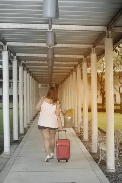 Asian Pretty Fat Woman Pose Walking Hold Luggage Walkway — Stock Photo, Image