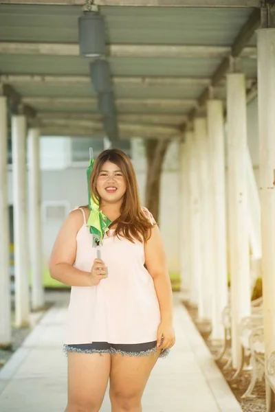 Asiático Muito Sorridente Rosto Gordo Mulher Pose Mantenha Guarda Chuva — Fotografia de Stock