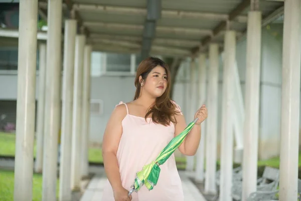 Asiático Bastante Sonriente Cara Gorda Mujer Pose Pie Mantenga Paraguas —  Fotos de Stock