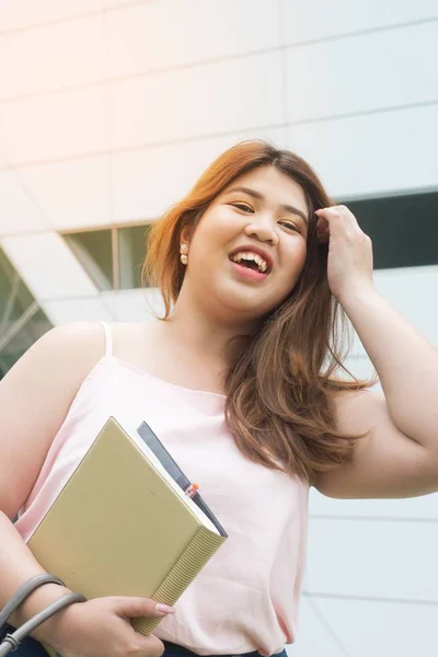 Retrato Asiático Muito Sorridente Rosto Gordo Mulher Pose Segurando Livreto — Fotografia de Stock