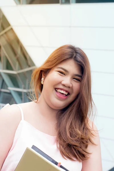 Retrato Asiático Muito Sorridente Rosto Gordo Mulher Pose Segurando Livreto — Fotografia de Stock