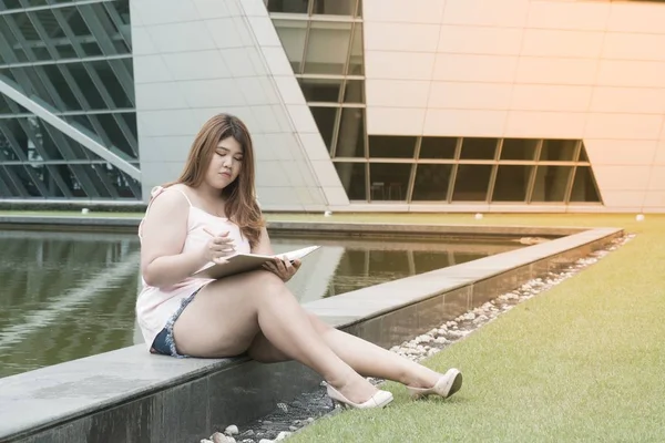 Retrato Asiático Muito Sorridente Rosto Mulher Gorda Pose Segurando Livreto — Fotografia de Stock