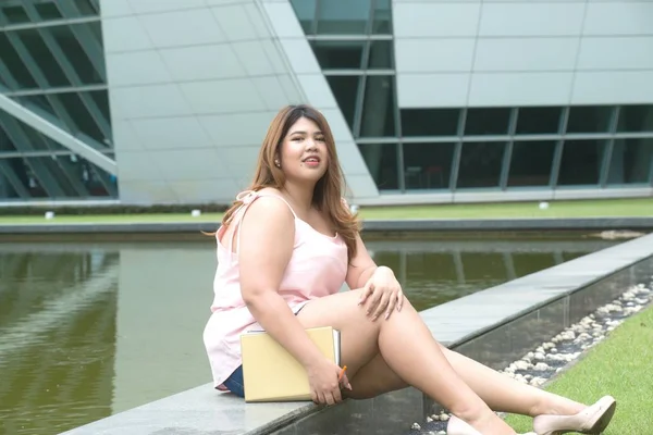 Retrato Asiático Bastante Sonriente Cara Mujer Gorda Pose Celebración Folleto —  Fotos de Stock