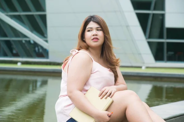 Retrato Asiático Muito Sorridente Rosto Gordo Mulher Pose Segurando Livreto — Fotografia de Stock