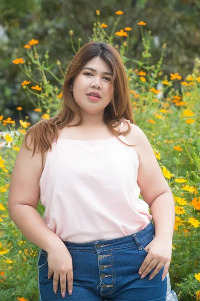 Asyalı Güzel Gülen Yüzü Şişman Kadın Poz Çiçeklerle Parkta Portresi — Stok fotoğraf