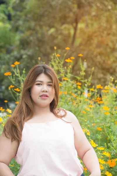 Asyalı Güzel Gülen Yüzü Şişman Kadın Poz Çiçeklerle Parkta Portresi — Stok fotoğraf