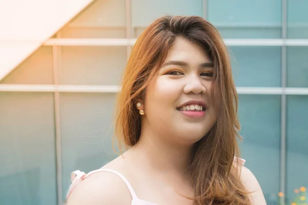 Retrato Asiático Muito Sorridente Rosto Gordo Mulher Posando Felicidade Frente — Fotografia de Stock