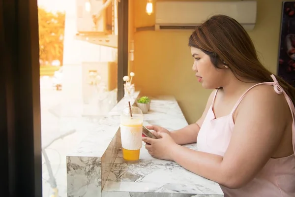 Szép Ázsiai Portréja Kövér Narancslevet Ivott Használt Mobil Egy Kávézóban — Stock Fotó