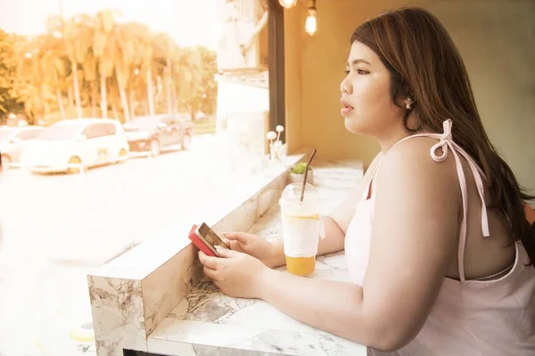 Retrato Mulher Gorda Muito Asiática Bebendo Suco Laranja Usado Móvel — Fotografia de Stock