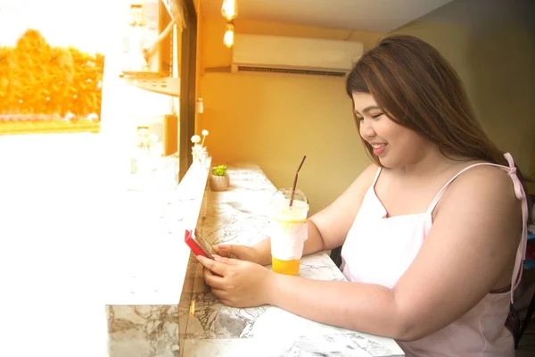 Portrait Pretty Asian Fat Woman Drinking Orange Juice Used Mobile — Stok Foto