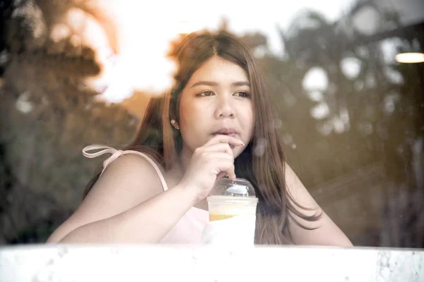 Retrato Mulher Gorda Muito Asiática Bebendo Suco Laranja Relaxar Café — Fotografia de Stock