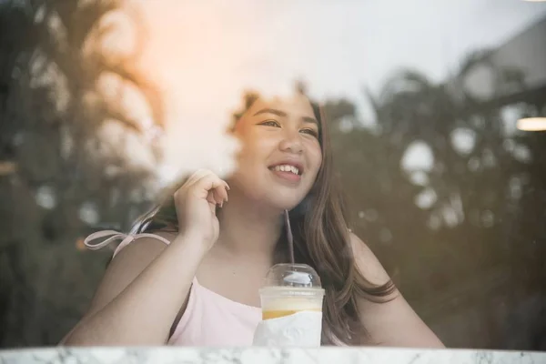 Retrato Mulher Gorda Muito Asiática Bebendo Suco Laranja Usado Móvel — Fotografia de Stock