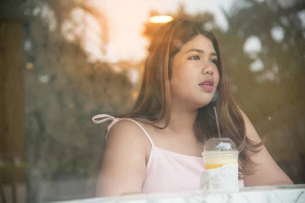 Retrato Mulher Gorda Muito Asiática Bebendo Suco Laranja Relaxar Café — Fotografia de Stock