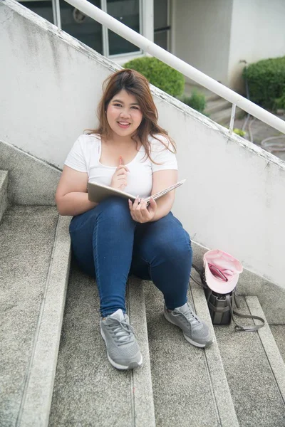 Pretty Asya Portresi Gülen Şişman Kadın Sit Binanın Merdiven Düşünme — Stok fotoğraf