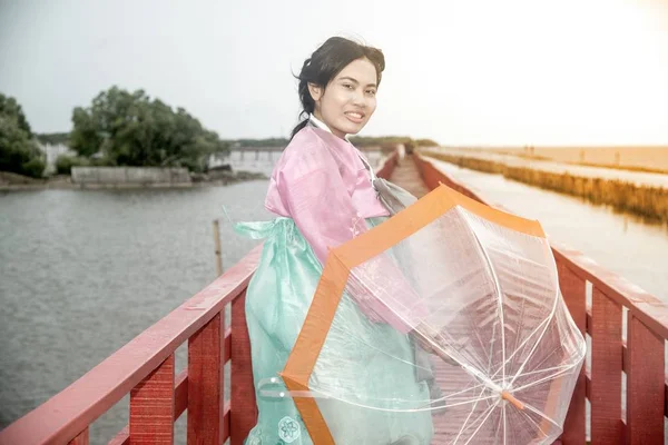 Asiático Mulher Pose Coreano Hanbok Vestidos Com Transparência Guarda Chuva — Fotografia de Stock