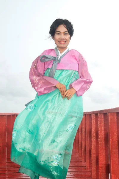 Seyahat Ederken Kırmızı Ahşap Köprü Asyalı Kadın Poz Korece Hanbok — Stok fotoğraf