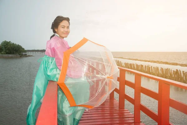 Ázsiai Pózol Koreai Hanbok Állandó Ruhák Átláthatóság Esernyő Piros Fahíd — Stock Fotó