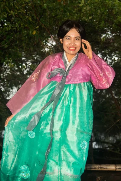 Mujer Asiática Pose Pie Coreano Hanbok Vestidos Fondo Del Árbol —  Fotos de Stock