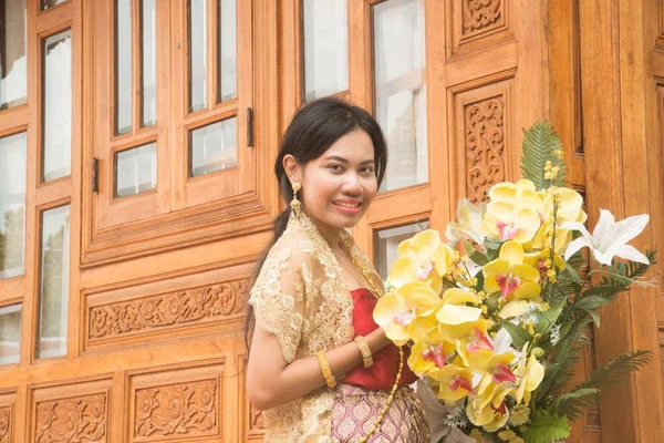 Portret Azjatyckich Kobiet Tradycyjnym Sukienki Stanowią Gospodarstwa Kwiat Thai House — Zdjęcie stockowe