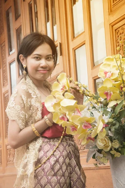 Porträtt Asiatisk Kvinna Traditionella Klänningar Utgör Anläggning Blomma Thai House — Stockfoto