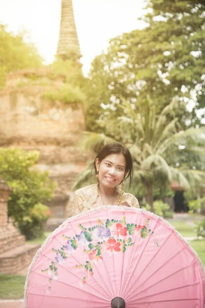 Hagyományos Ruhák Ázsiai Portréja Jelent Egy Gazdaságban Esernyő Ősi Thai — Stock Fotó