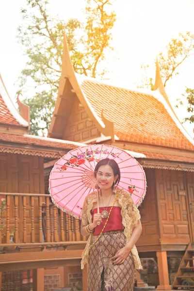 Retrato Mujer Asiática Vestidos Tradicionales Posan Paraguas Casa Tailandesa —  Fotos de Stock