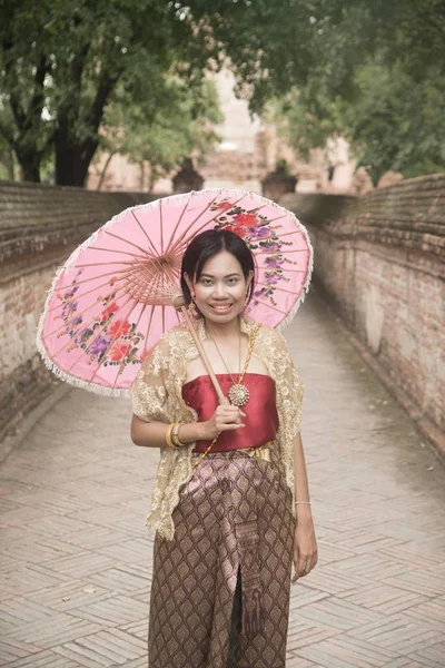 Retrato Mujer Asiática Vestidos Tradicionales Posan Paraguas Pasarela Antiguo Templo —  Fotos de Stock
