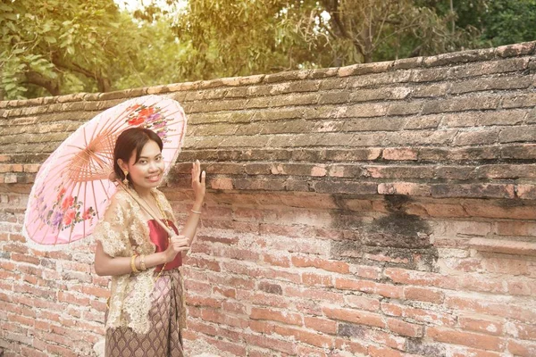 Retrato Mujer Asiática Vestidos Tradicionales Posan Paraguas Pared Del Antiguo — Foto de Stock