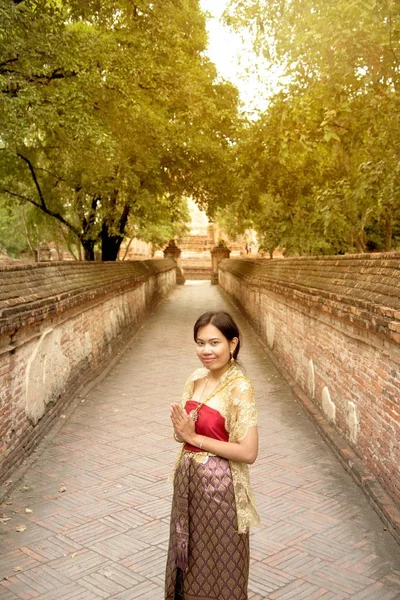 Retrato Mujer Asiática Vestidos Tradicionales Posan Una Pasarela Antiguo Templo —  Fotos de Stock