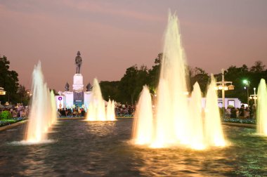 Bangkok, Tayland-Ocak 28,2017: Kral Rama VI anıt ve Çeşme önünde Lumpini park bir dönüm noktası ve merkezi iş bölgesine ve Bangkok şehir bina gökdelenler akşam.